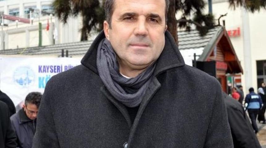 Sokak Hayvanları I&ccedil;in Vatandaşlara 1.5 Ton Yem Dağıtıldı