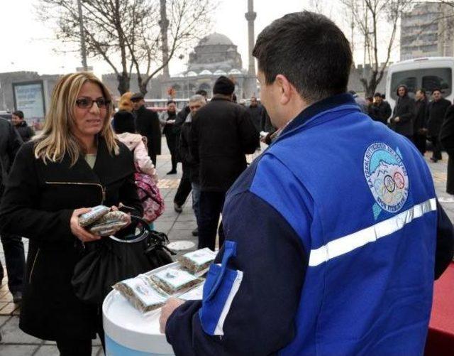 Sokak Hayvanları Için Vatandaşlara 1.5 Ton Yem Dağıtıldı