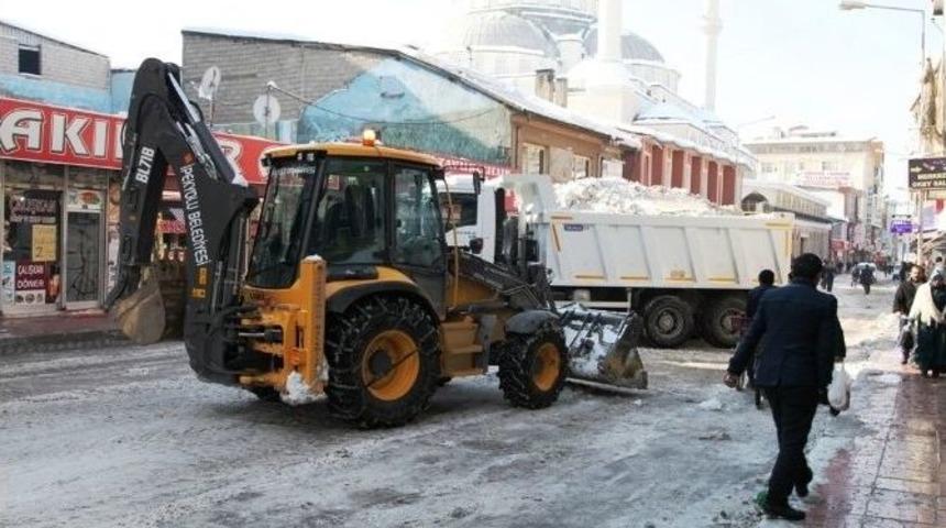 İpekyolu Belediyesi&rsquo;nden Kar Temizleme &Ccedil;alışması
