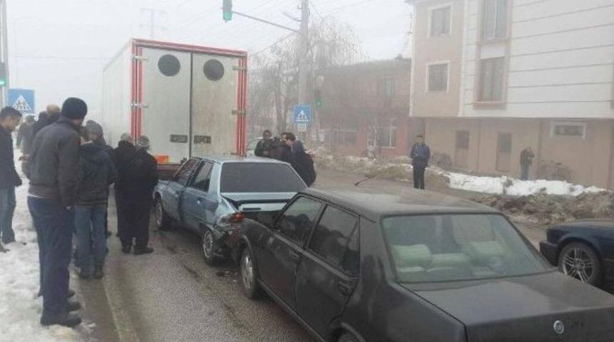 D&uuml;zce D-100 Karayolunda Zincirleme Kaza: &Uuml;&ccedil; Yaralı