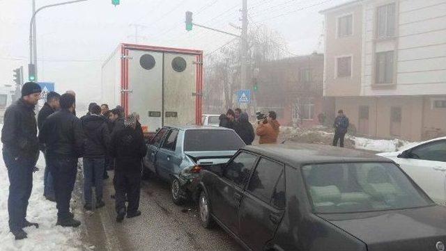 D&uuml;zce D-100 Karayolunda Zincirleme Kaza: &Uuml;&ccedil; Yaralı 1