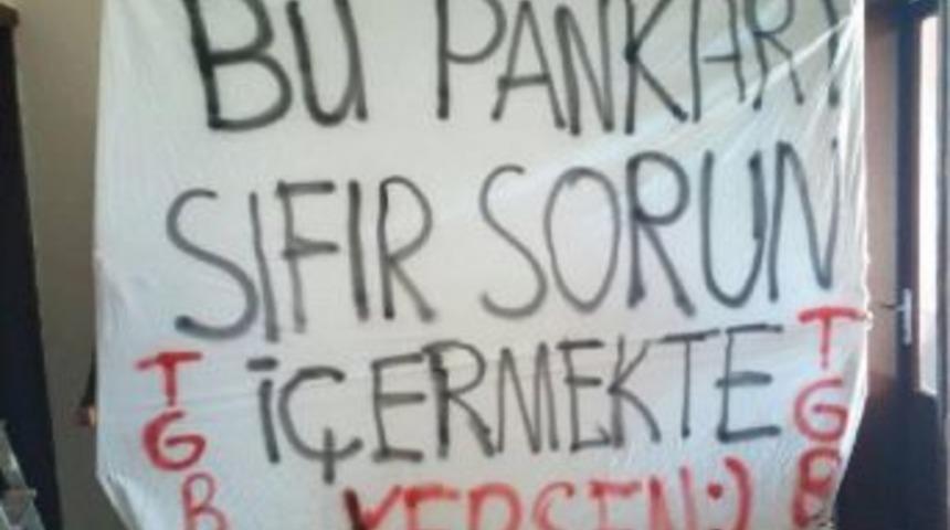 Başbakan Davutoğlu'nu Protesto Pankartına 4 G&ouml;zaltı (2)