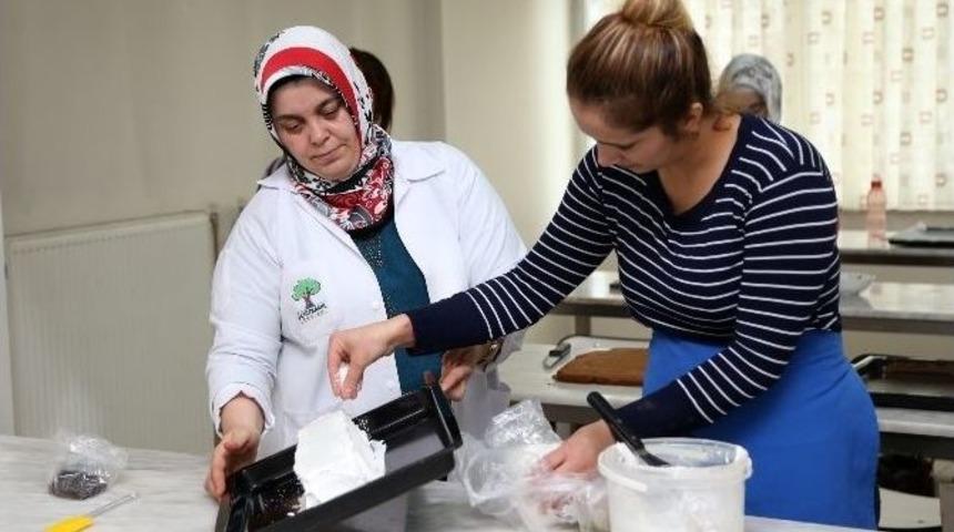 Şehitkamilli Ev Hanımları Pasta Kursuna Yoğun İlgi G&ouml;sterdi