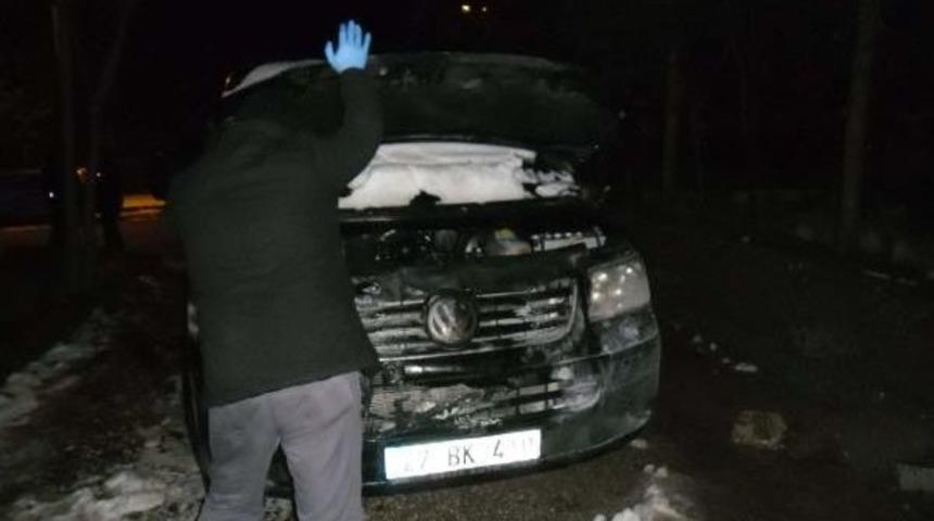 Besni’De Avukatın Aracı Kundaklandı