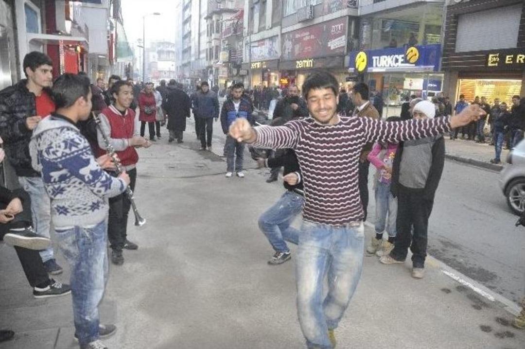 Sokak Ortasında D&ouml;kt&uuml;re D&ouml;kt&uuml;re Oynadılar