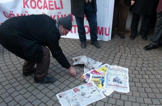 Charlie Hebdo Dergisi Ve Cumhuriyet Gazetesi Yaktılar