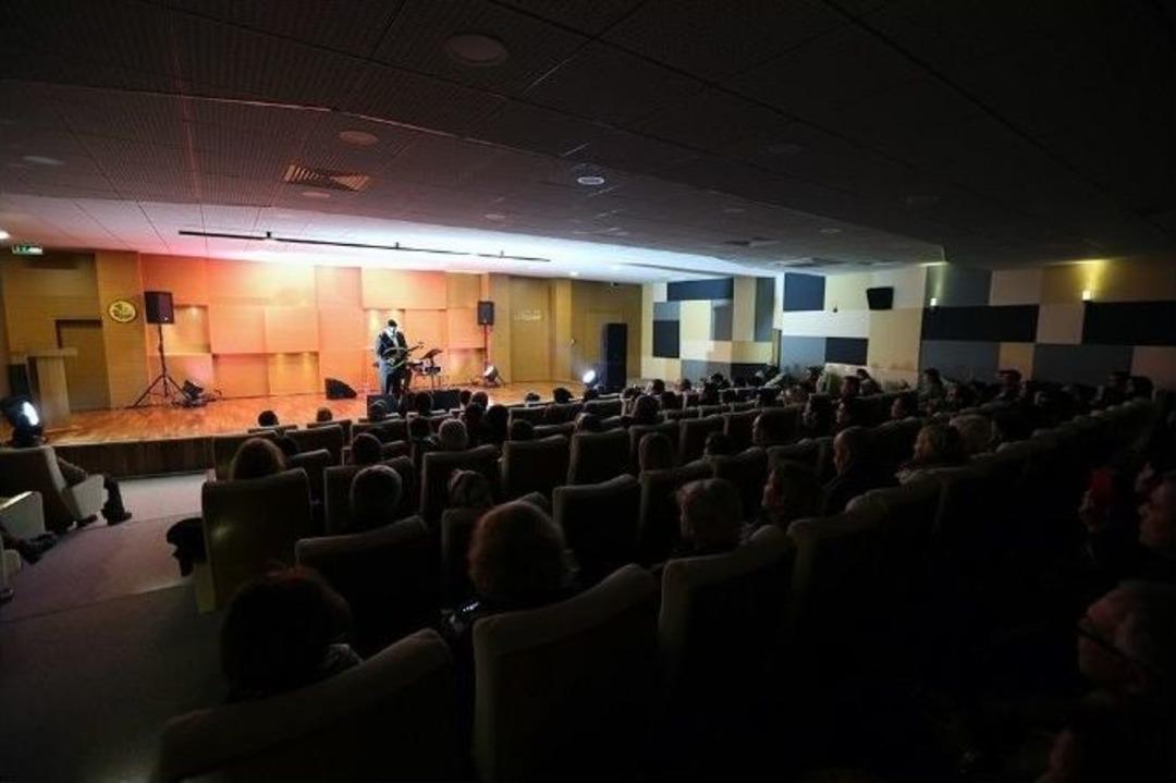 Sanat&ccedil;ı Sabah Unutulmaz Eserleri Seslendirdi