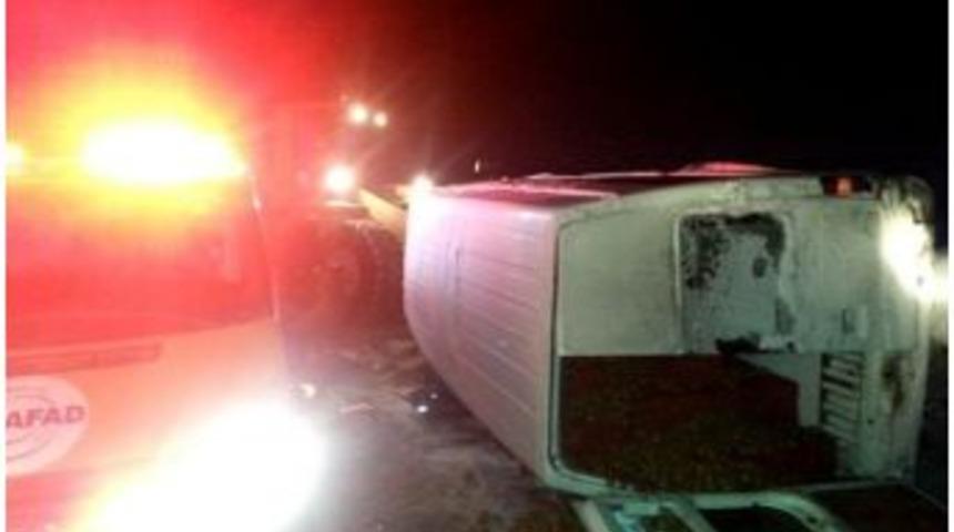 Van&rsquo;da Sıkışmalı Trafik Kazası; 2 Yaralı