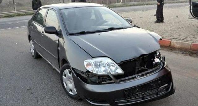 İki Otomobil Kavşakta &Ccedil;arpıştı: 1 Yaralı 2