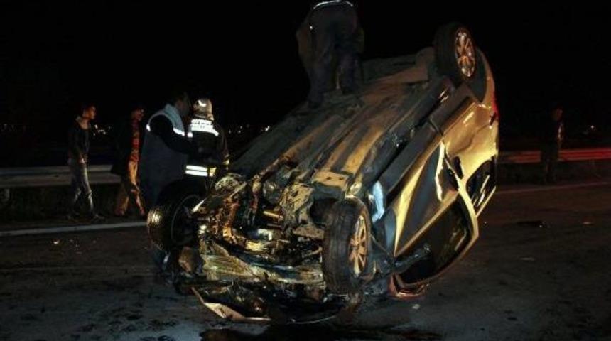 Otomobil, Trafiğe Kapalı Alanda Beton Bariyere &Ccedil;arptı: 4 Yaralı