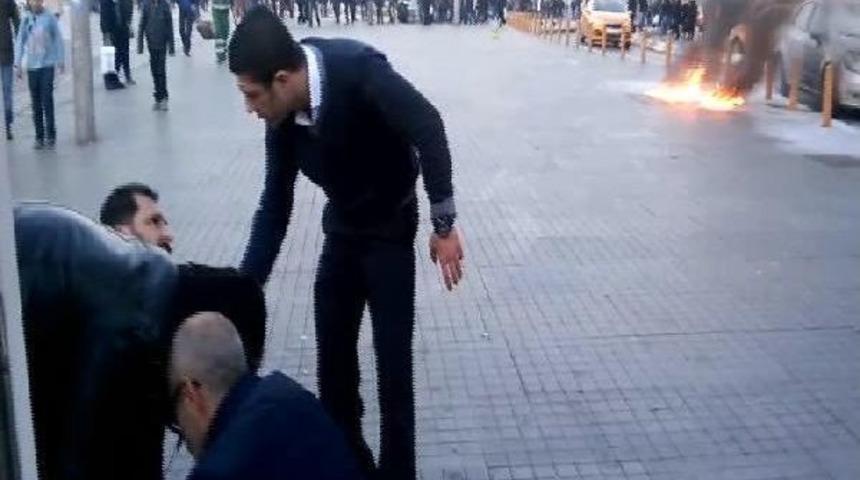 Taksim Meydanı'nda Otomobil Yakmaya &Ccedil;alıştı
