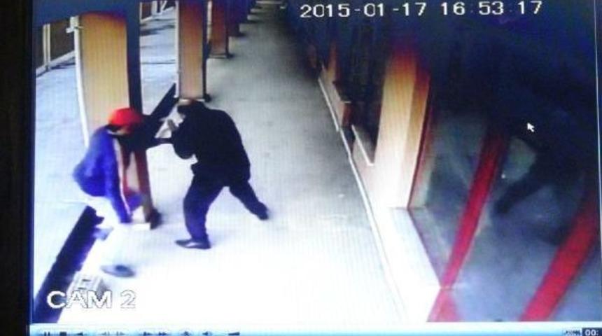 Su Faturası Y&uuml;z&uuml;nden Belediye &Ccedil;alışanını Bı&ccedil;akladı