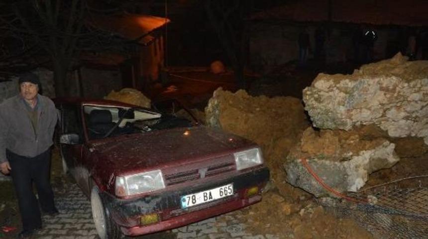 Yama&ccedil;tan Kopan Kayalar Otomobile &Ccedil;arptı: 2 Yaralı