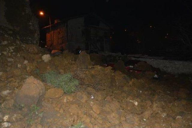 Yama&ccedil;tan Kopan Kayalar Otomobile &Ccedil;arptı: 2 Yaralı 2