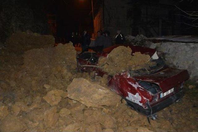 Yama&ccedil;tan Kopan Kayalar Otomobile &Ccedil;arptı: 2 Yaralı 3