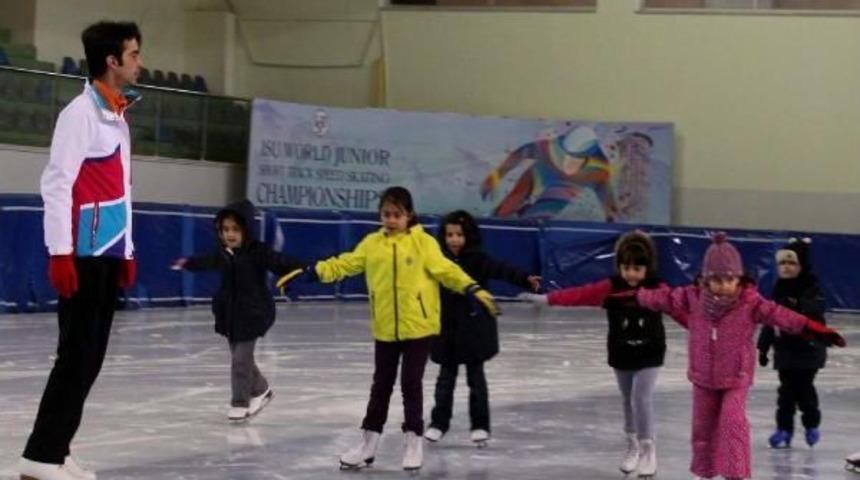 Erzurum'da Artistik Buz Pateni Sporcusu Yetiştiriliyor