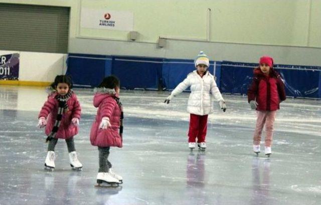 Erzurum'da Artistik Buz Pateni Sporcusu Yetiştiriliyor