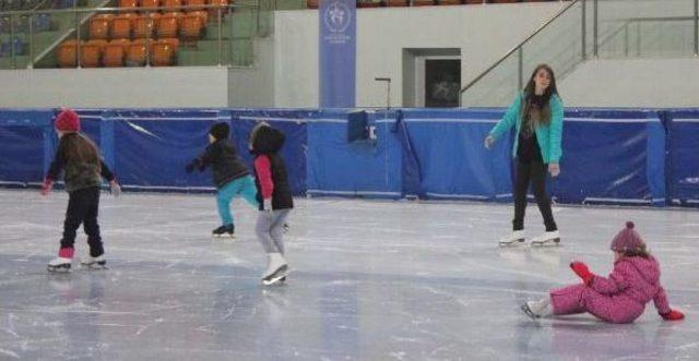 Erzurum'da Artistik Buz Pateni Sporcusu Yetiştiriliyor