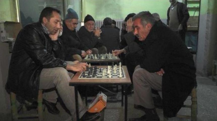 Bu Kahvede Sadece Satran&ccedil; Oynanıyor