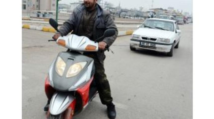 Motosikletle Otomobili &Ccedil;ektiler