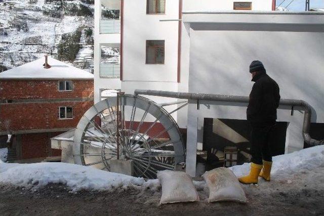 Kendi Evlerinin Elektriğini Kendileri Üretiyor