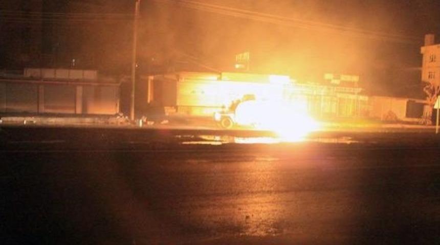Silopi&rsquo;De Yol Kesenler, Polis Ara&ccedil;larına Molotofla Saldırdı