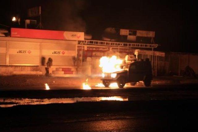 Silopi’De Yol Kesenler, Polis Araçlarına Molotofla Saldırdı