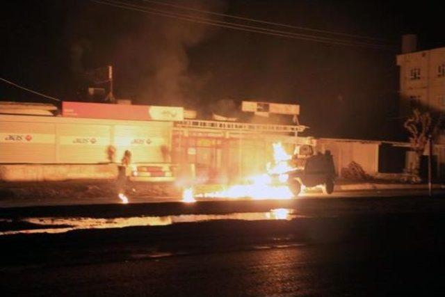 Silopi’De Yol Kesenler, Polis Araçlarına Molotofla Saldırdı