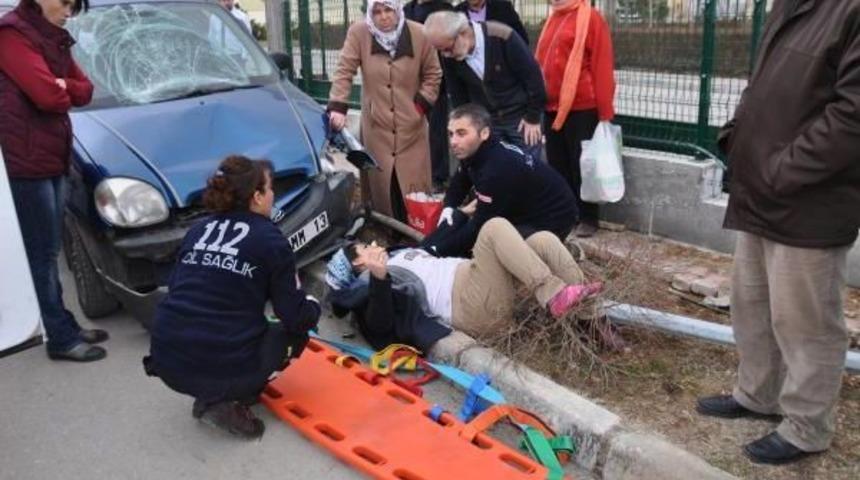 Kaldırımda Y&uuml;r&uuml;rken Otomobilin &Ccedil;arptığı Hamile &Ouml;l&uuml;mden D&ouml;nd&uuml;