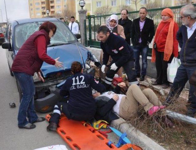 Kaldırımda Yürürken Otomobilin Çarptığı Hamile Ölümden Döndü