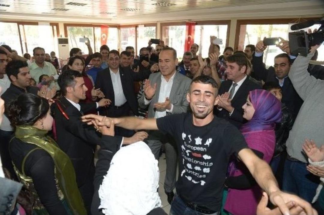 S&ouml;zl&uuml;, Telaferli T&uuml;rkmenlerin Sevincini Paylaştı