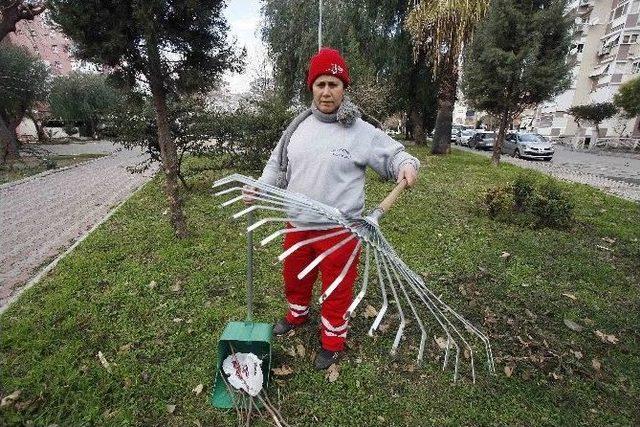 329 İş&ccedil;inin İ&ccedil;inde Tek Kadın 1