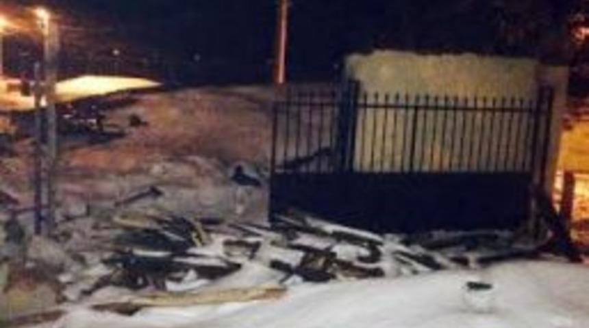 Yoğun Kar Yağışına Dayanamayan Okul K&ouml;m&uuml;rl&uuml;ğ&uuml;n&uuml;n &Ccedil;atısı &Ccedil;&ouml;kt&uuml;