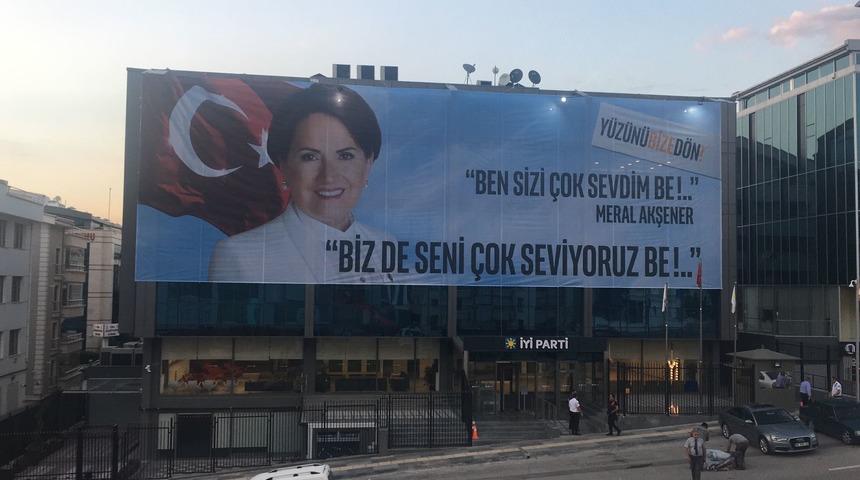 Meral Akşener diretiyor, İYİ partililer vazge&ccedil;miyor! Ankara'daki genel merkezin duvarında dikkat &ccedil;eken afiş!