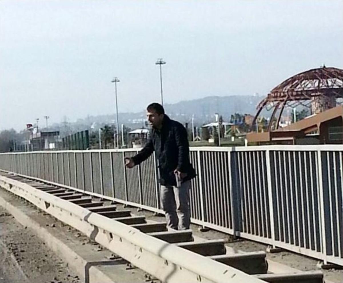 Elinde Silahla Sakarya K&ouml;pr&uuml;s&uuml;nde İntihar Girişimi