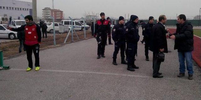 Futbolcular Sahada Birbirine Girdi 1