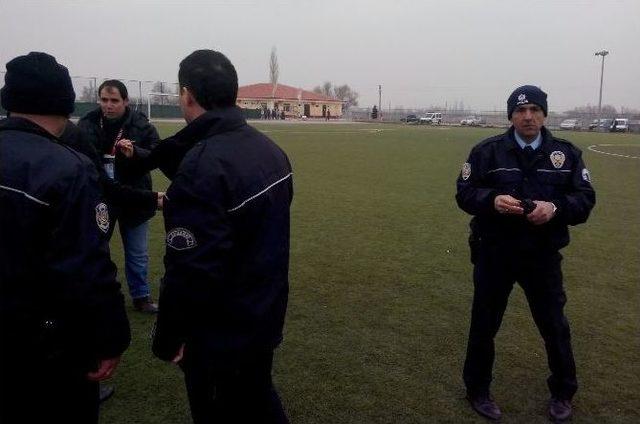 Futbolcular Sahada Birbirine Girdi 3