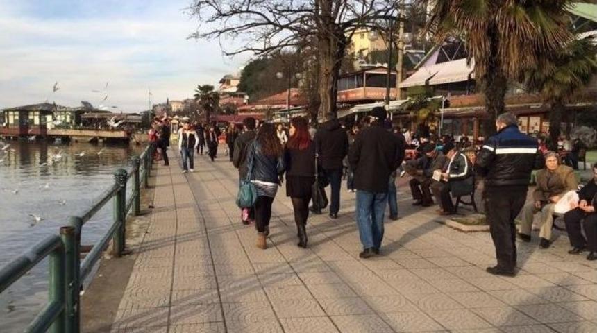 Sıcak Havayı Fırsat Bilen Zonguldaklılar Soluğu Deniz Kenarında Aldı