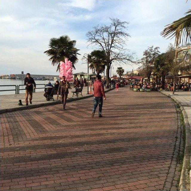 Sıcak Havayı Fırsat Bilen Zonguldaklılar Soluğu Deniz Kenarında Aldı 1