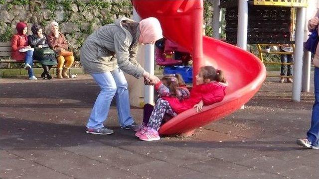 Sıcak Havayı Fırsat Bilen Zonguldaklılar Soluğu Deniz Kenarında Aldı 3