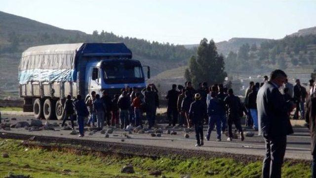 Şanlıurfa’Da Yol Kapatma Eylemi