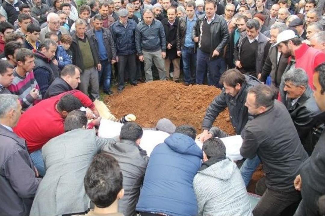 &Ouml;ld&uuml;r&uuml;len Ak Parti Eski Belde Başkanı Toprağa Verildi