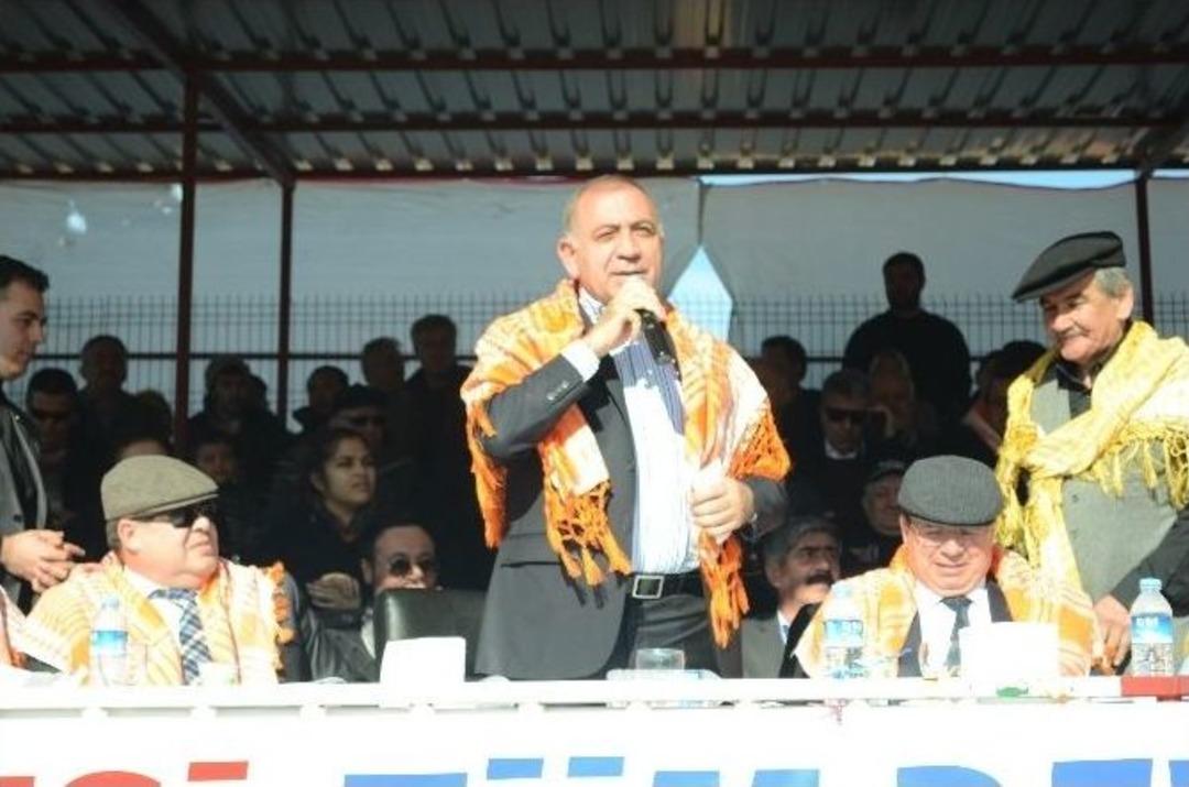 Siyasi İ&ccedil;erikli Konuşması Eleştirilen G&uuml;rsel Tekin, Alanı Terk Etti