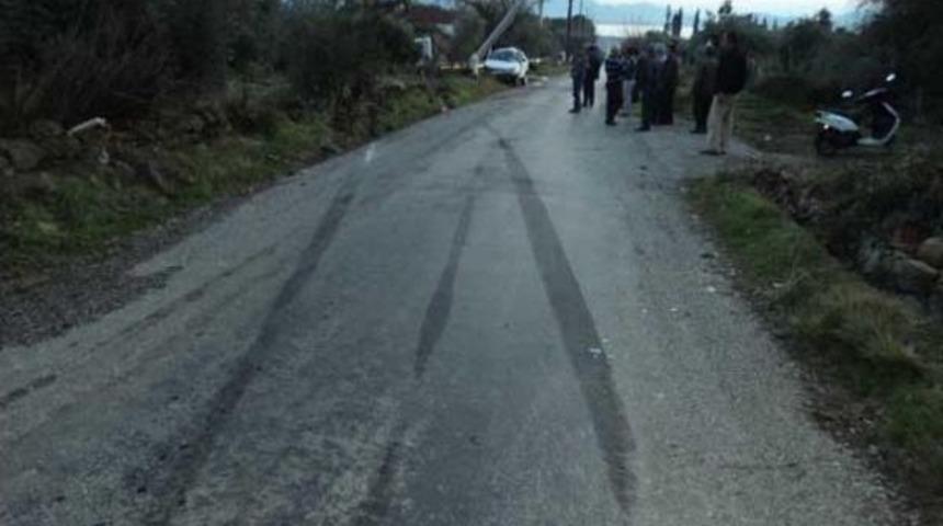 Otomobil Elektrik Direğine &Ccedil;arptı: 1'i Ağır 5 Yaralı