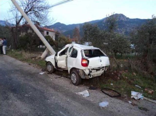 Otomobil Elektrik Direğine Çarptı: 1'i Ağır 5 Yaralı