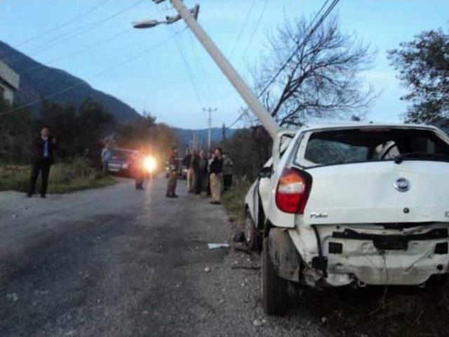 Otomobil Elektrik Direğine Çarptı: 1'i Ağır 5 Yaralı