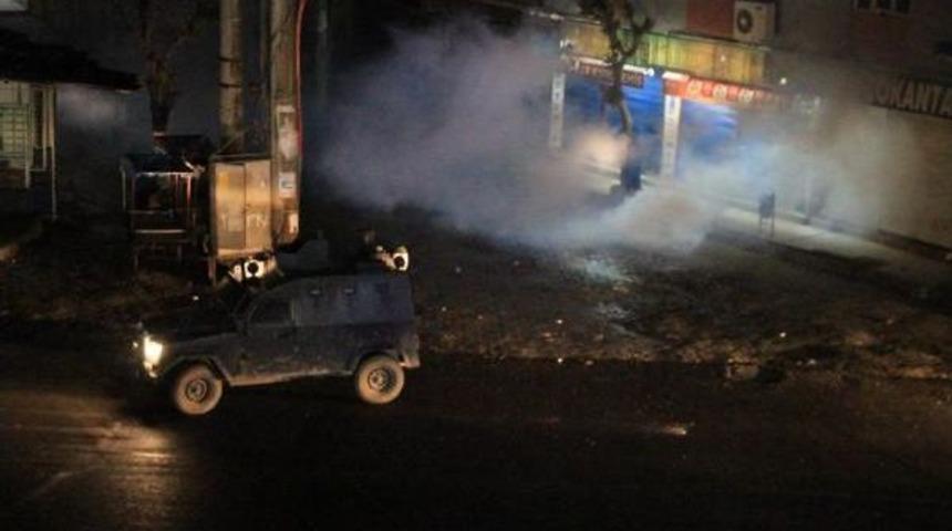 Silopi'de Pkk'lılar, Tır'ları Barikat Olarak Kullanıp Polisle &Ccedil;atıştı