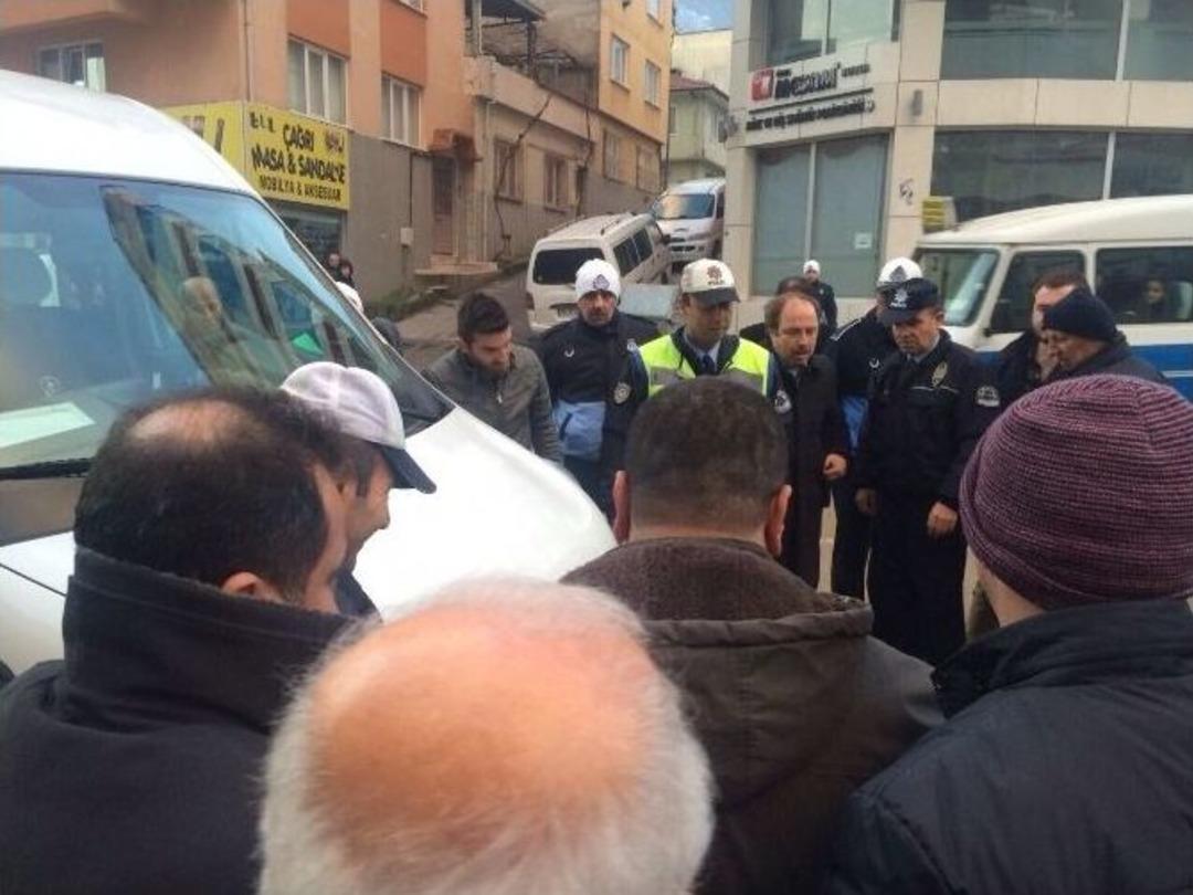 Bursa&rsquo;da İl&ccedil;e Plakalı Servis Trafikten Men Edildi, Zabıta Servis&ccedil;iler Arasında Arbede Yaşandı