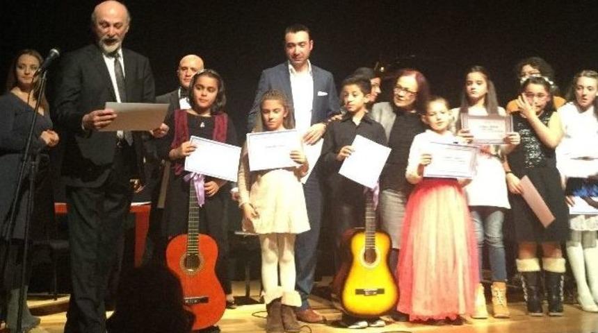 Şarkı Yarışmasında Birinci Yamanlardan