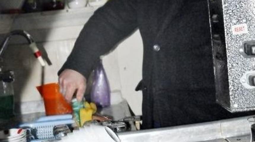 Yıkarken Kırılan Bardaklar Y&uuml;z&uuml;nden Hastanelik Olan &Ccedil;aycıdan İlgin&ccedil; Buluş